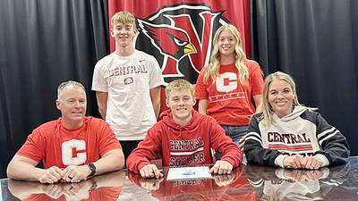 Newton’s Lampe to play soccer at Central College