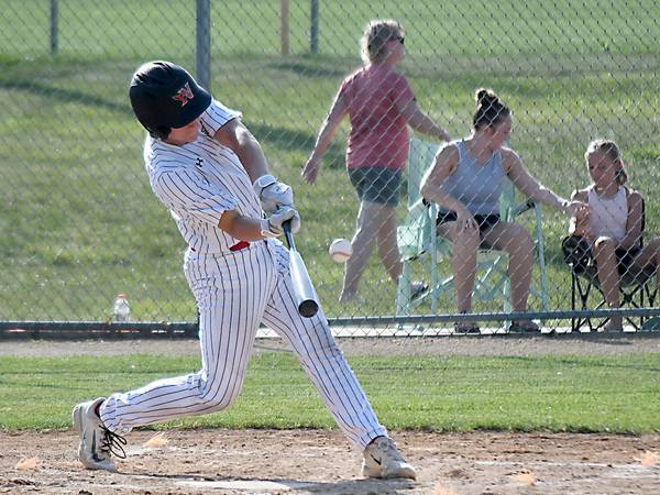 Senior duo helps Newton baseball salvage split against Eagles