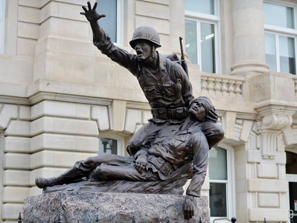 Veterans group authorized to add plaque to memorial south of the courthouse