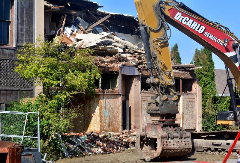 The former Apples of Gold building, owned by Chedester Properties, LLC, is currently being demolished, but the neighboring building owners of Koenen Chiropractic are worried their office may be damaged in the process.