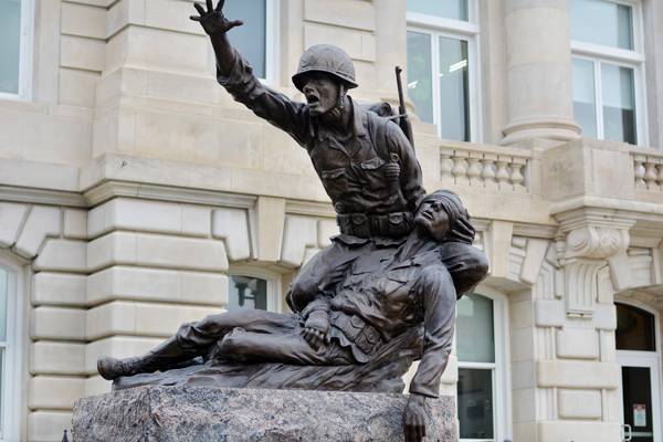 Veterans group authorized to add plaque to memorial south of the courthouse