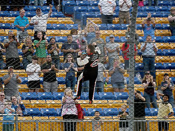 Queen holds off 17-year-old Crews to win Atlas 150 at Iowa