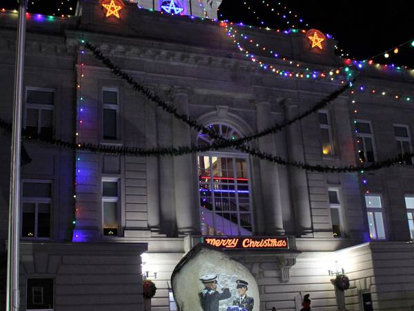 Retailers, residents join Santa and the Grinch at Courthouse lighting