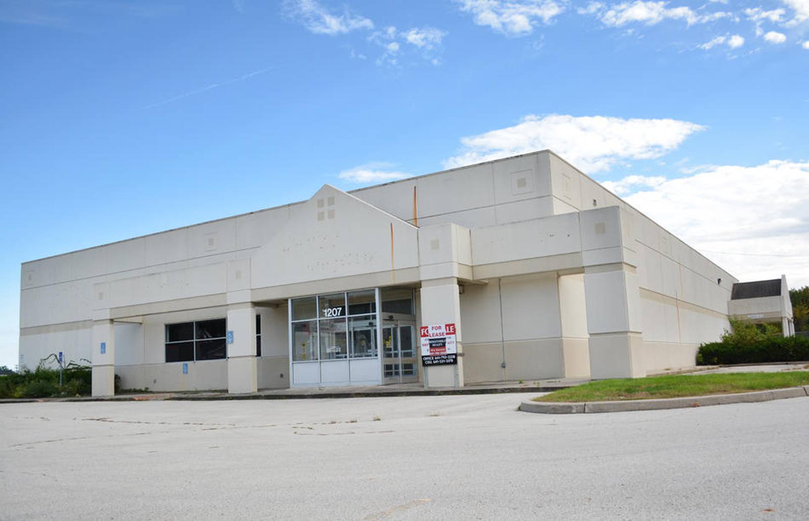 Farver Real Estate purchases old HyVee drug store for 400K Newton