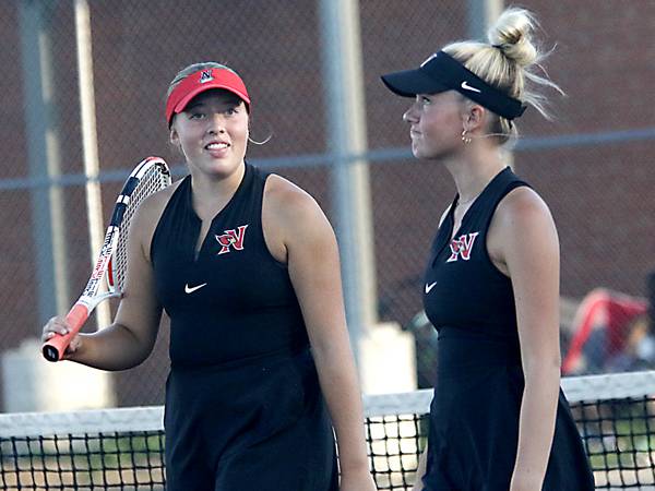 Cardinals edge rival Oskaloosa in LHC tennis contest