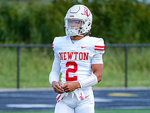 Comets clip Cards with late touchdown