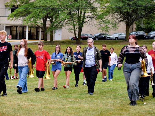Former school board member urges Newton to reexamine cellphone ban for marching band students