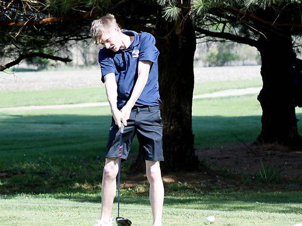 Fitch leads C-M golfers at SICL tournament