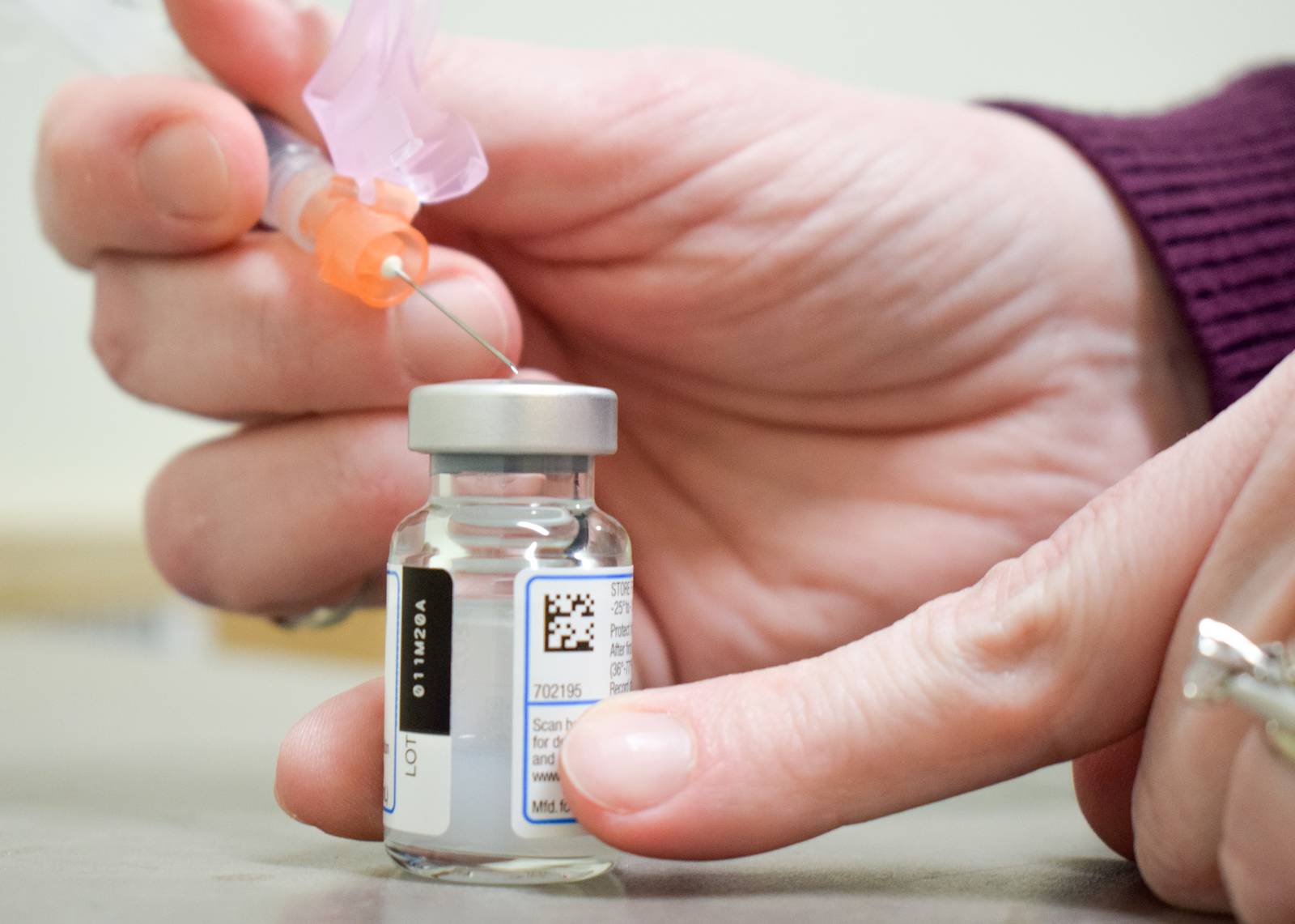 Photos newton hy vee pharmacy administers covid 19 vaccine newton