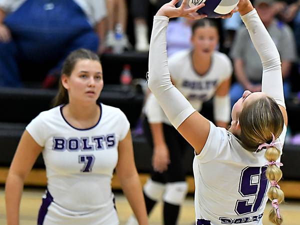 Baxter volleyball loses heartbreaker on Senior Night
