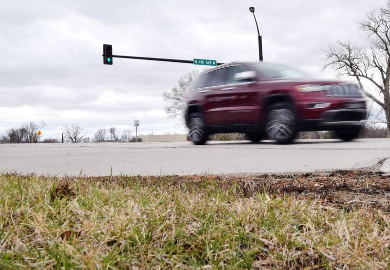 The traffic signal at the intersection of North Fourth Avenue West and Highway 14 will be replaced. Van Maanen Electric Inc. was the contractor chosen by the Newton City Council on April 4 to complete the project, which is estimated to be finished by May 2023.