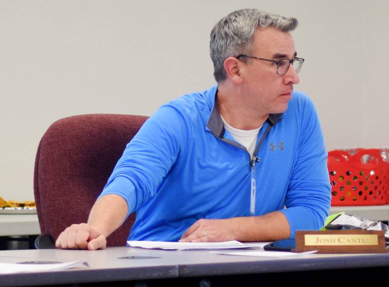 Josh Cantu, vice-president of the Newton school board, introduced another master planning option that the board will discuss at its next meeting. The option would keep Thomas Jefferson Elementary as a preK-4 and remodel Aurora Heights Elementary into an even larger K-4 building for about $22.3 million.