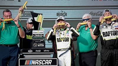 Byron holds off Briscoe, escapes empty fuel tank to win Iowa Corn 350