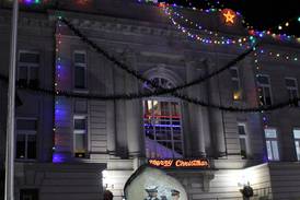 Retailers, residents join Santa and the Grinch at Courthouse lighting